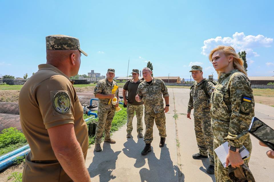 Военнослужащих в Одесской области кормят консервами без документов (фото)
