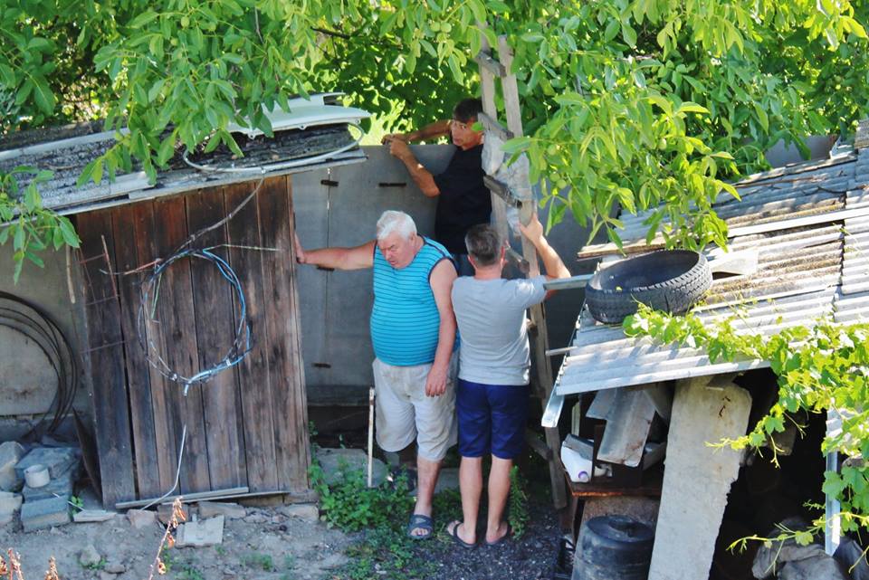 В Килии скандальный депутат от "Батькiвщини" незаконно проник к соседям, чтобы спилить чужое дерево