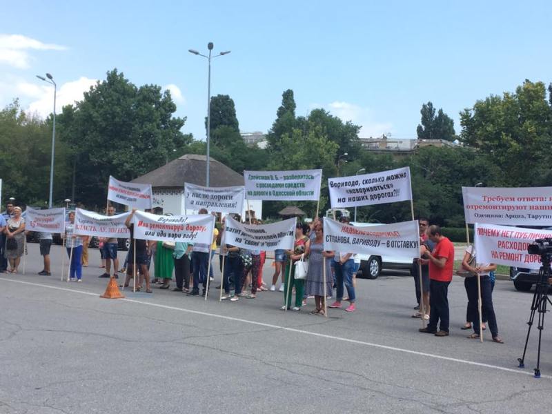 Протестный понедельник: требующие ремонта дорог жители Бессарабии отправились за ответом к губернатору