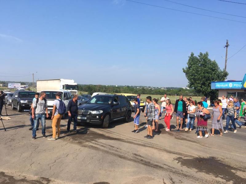 Жители бессарабской глубинки перекрыли трассу Одесса-Рены в районе Сараты: требуют ремонта дорог