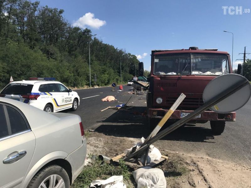 На трассе Киев-Одесса легковушка врезалась в группу дорожников: один погиб, четверо в реанимации