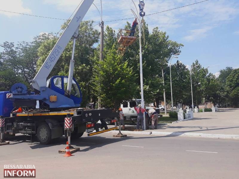 В Измаиле временно перекрыт центральный проспект в районе Центра занятости: меняют фонарные столбы