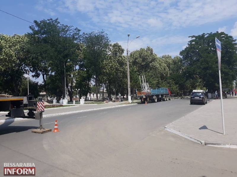 В Измаиле временно перекрыт центральный проспект в районе Центра занятости: меняют фонарные столбы