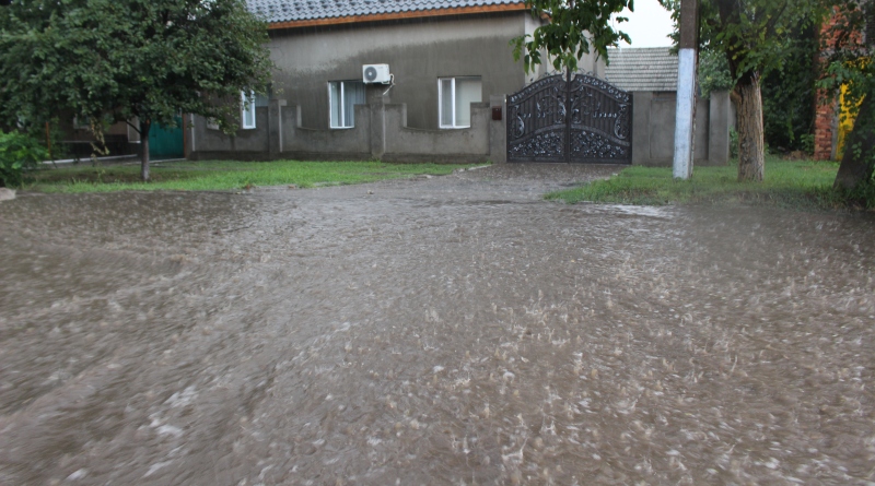 На Татарбунары снова обрушился сильный ливень, превратив многие улицы в полноводные реки