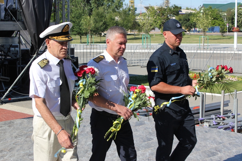 Вечерняя память погибшим морякам: в Измаиле в День флота возложили цветы к памятникам морской славы.