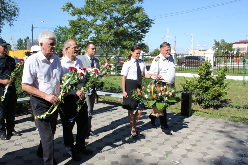 Вечная память погибшим морякам: в Измаиле в День флота возложили цветы к памятникам морской славы