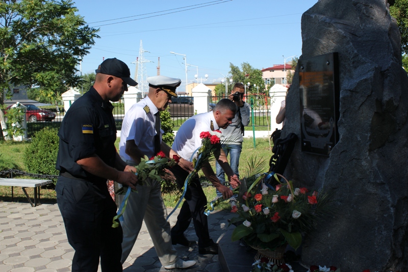 Вечерняя память погибшим морякам: в Измаиле в День флота возложили цветы к памятникам морской славы.