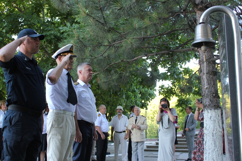 Вечная память погибшим морякам: в Измаиле в День флота возложили цветы к памятникам морской славы