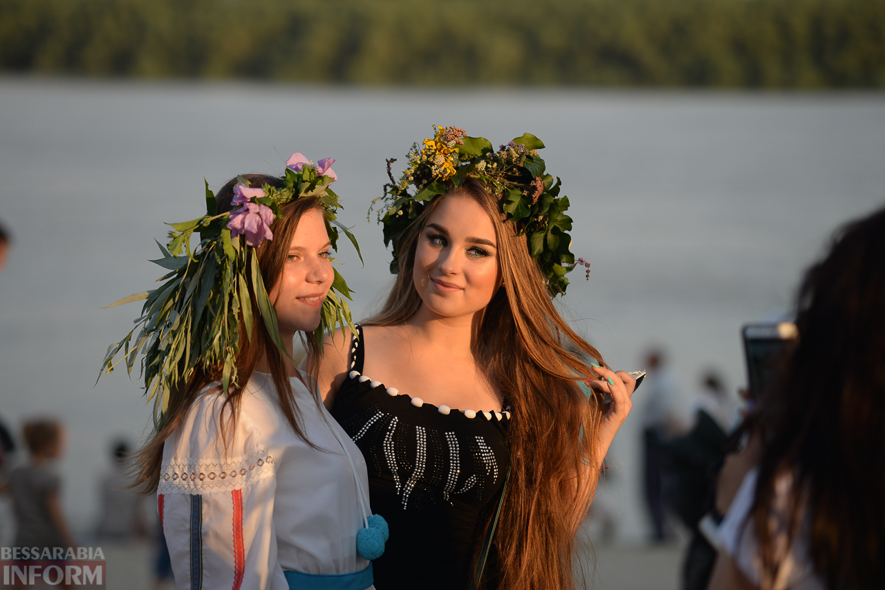 Ночь на Ивана Купала в Измаиле: девушки плели венки и опускали их в воду Дуная (фоторепортаж)
