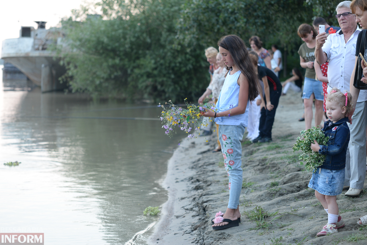 Ночь на Ивана Купала в Измаиле: девушки плели венки и опускали их в воды Дуная (фоторепортаж)