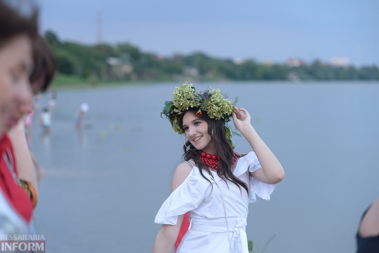 Ночь на Ивана Купала в Измаиле: девушки плели венки и опускали их в воды Дуная (фоторепортаж)