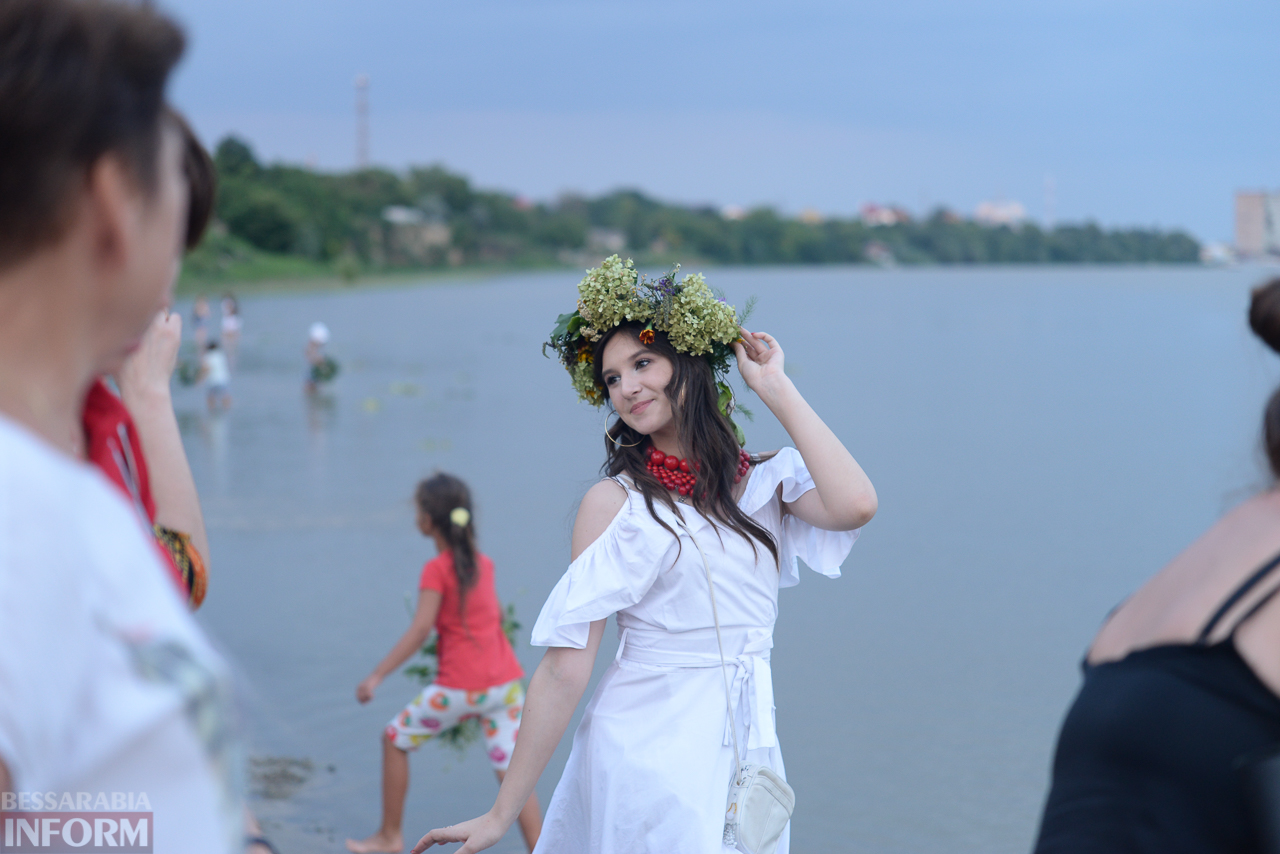 Ночь на Ивана Купала в Измаиле: девушки плели венки и опускали их в воду Дуная (фоторепортаж)