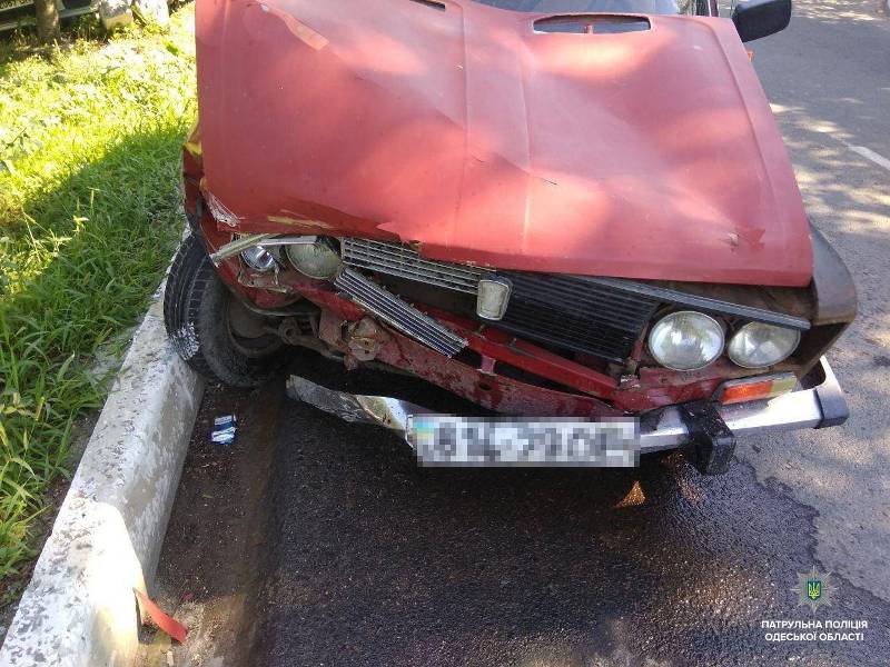 Столкновение ВАЗа и Mitsubishi в Измаиле: последнее авто откинуло на бетонный столб