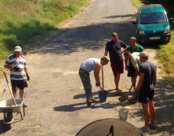 В Болградском районе люди сами ремонтируют дороги