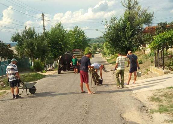 В Болградском районе люди сами ремонтируют дороги