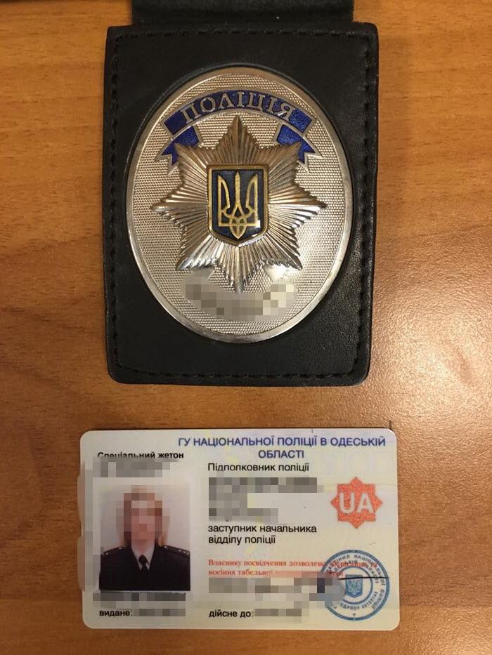 В Одессе на взятке задержан замначальника райотдела полиции. В кабинете обнаружены валюта и золото