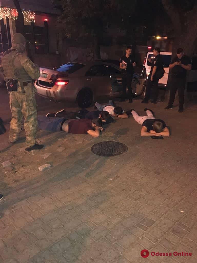 В центре Одессы задержали этническую банду торговцев оружием (ФОТО)
