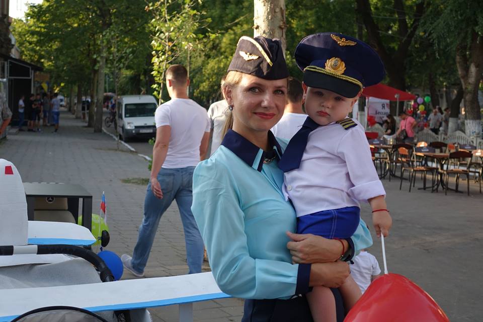 Маша и Медведь, Дюймовочка, Моряк и Пилот со стюардессой - в Болграде День города отметили парадом детских колясок (ФОТО)
