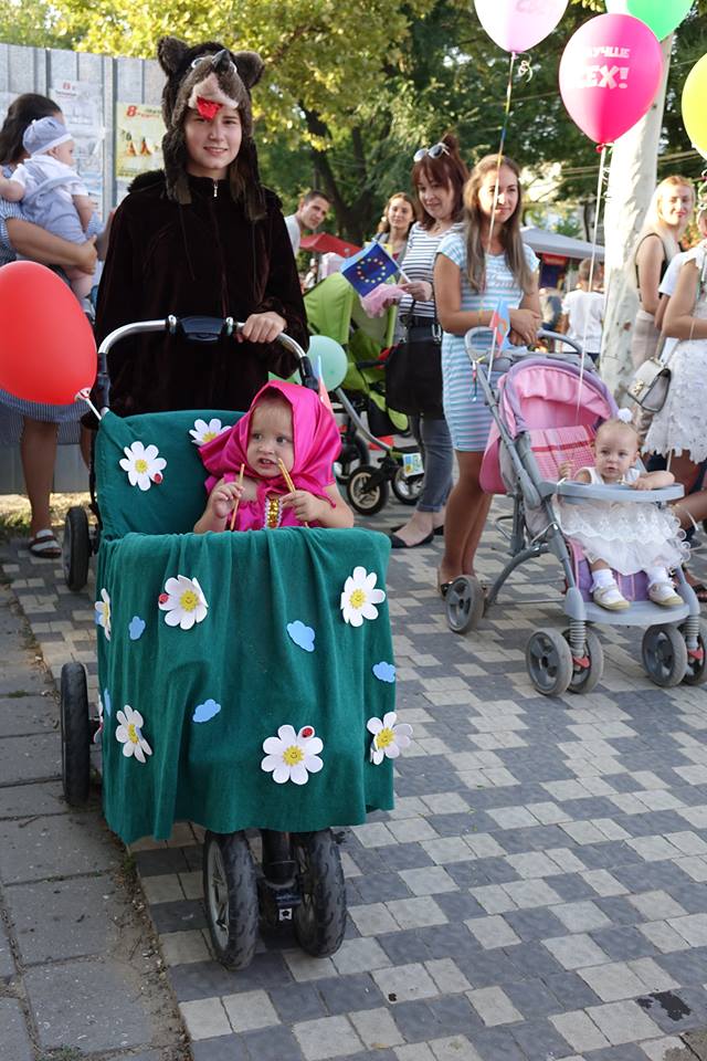 Маша и Медведь, Дюймовочка, Моряк и Пилот со стюардессой – в Болграде День города отметили парадом детских колясок (ФОТО)