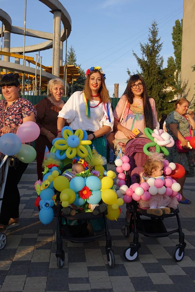 Маша и Медведь, Дюймовочка, Моряк и Пилот со стюардессой – в Болграде День города отметили парадом детских колясок (ФОТО)