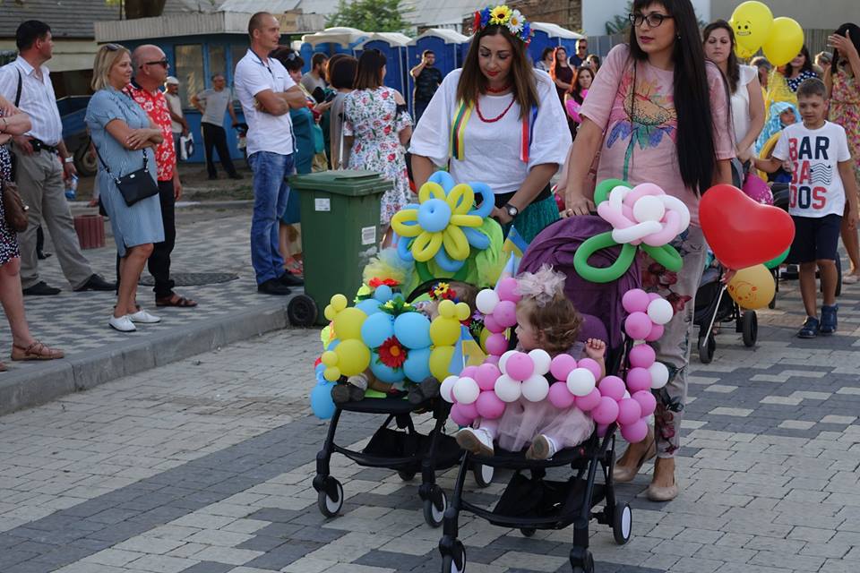 Маша и Медведь, Дюймовочка, Моряк и Пилот со стюардессой - в Болграде День города отметили парадом детских колясок (ФОТО)