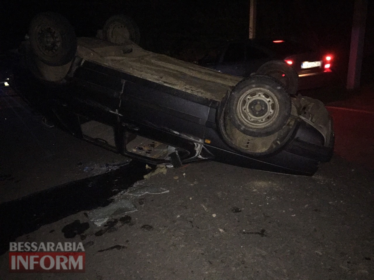 В Спасском автомобиле с тремя взрослыми и детьми перевернулось из-за не обозначенной насыпи земли на проезжей части