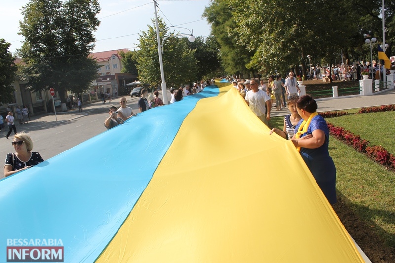 Слились в едином порыве: в День Независимости проспекты Измаила ненадолго превратились в "сине-желтые реки"