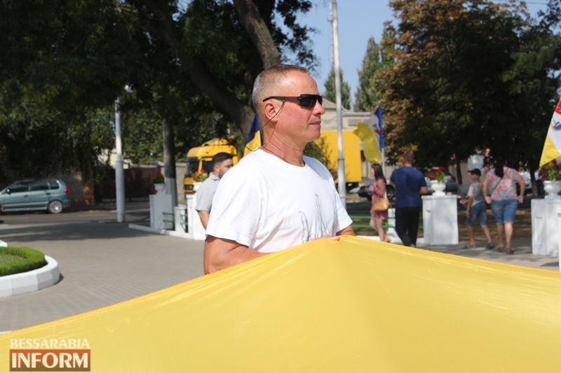 Слились в едином порыве: в День Независимости проспекты Измаила ненадолго превратились в "сине-желтые реки"