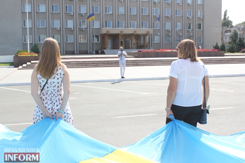 Слились в едином порыве: в День Независимости проспекты Измаила ненадолго превратились в "сине-желтые реки"