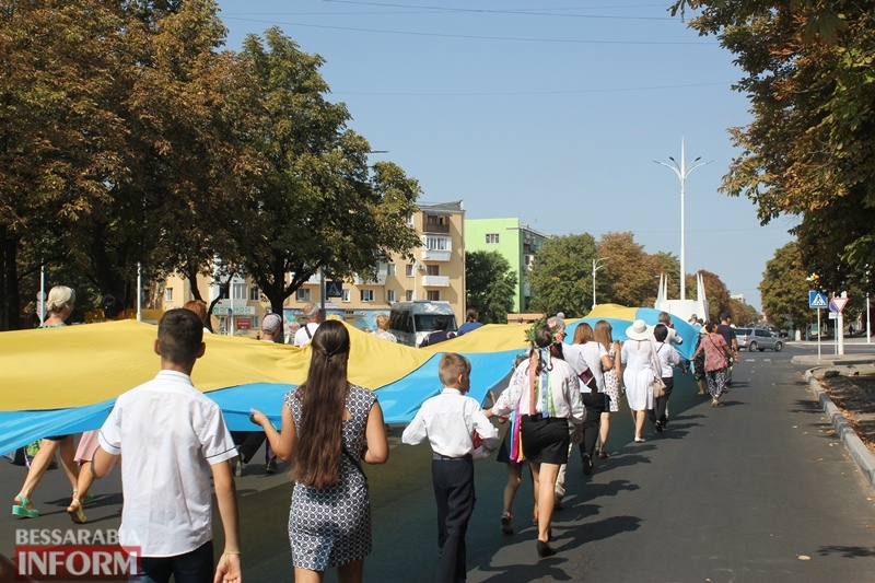 Слились в едином порыве: в День Независимости проспекты Измаила ненадолго превратились в "сине-желтые реки"