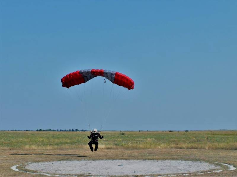 Спецназовцы провели над Черным морем парашютные соревнования.