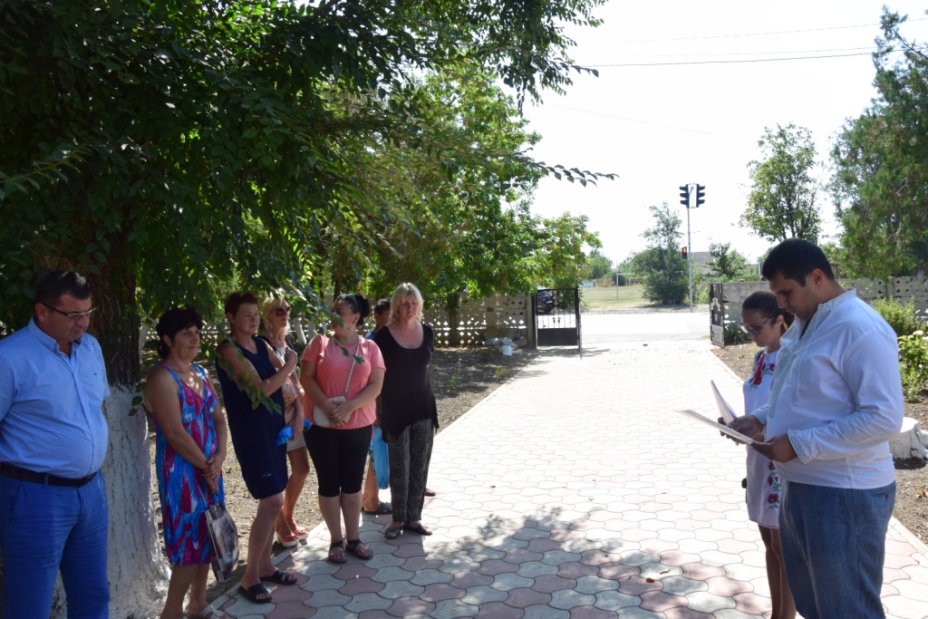 В селе Саратского района на трассе "Одесса-Рены" радуются новому светофору и думают над переименованием