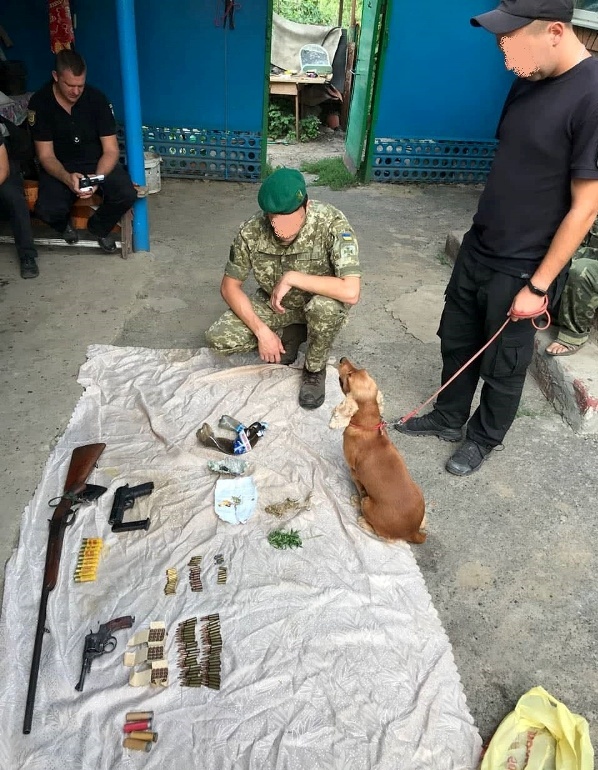 Служебный пес Белгород-Днестровских пограничников помог правоохранителям вычислить наркоделка с арсеналом оружия