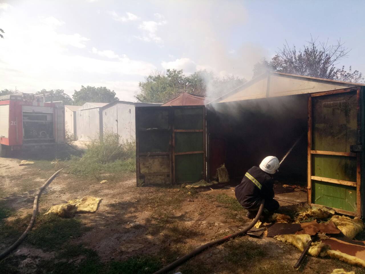 В Измаиле из-за неосторожного обращения с огнем сгорел гараж и 3 гектара сухой травы.