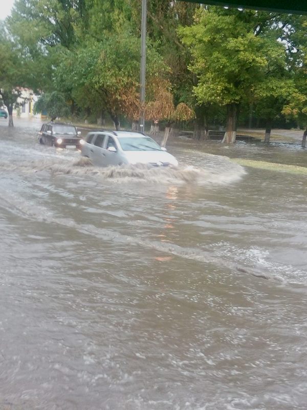 Аккерманский "потоп": улицы-реки, застрявшая "скорая" и утонувшая под мостом легковушка