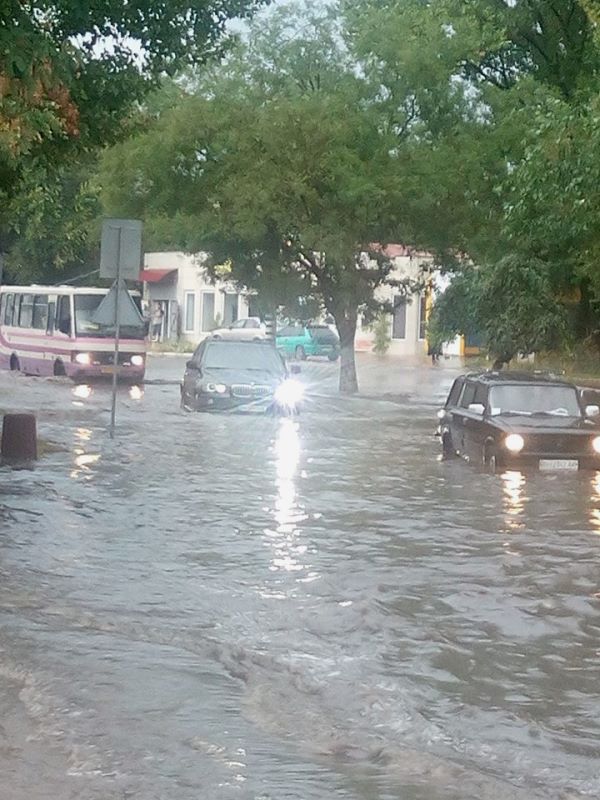 Аккерманский "потоп": улицы-реки, застрявшая "скорая" и утонувшая под мостом легковушка