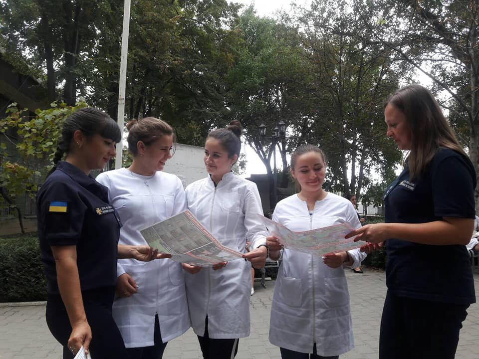 В Измаиле спасатели рассказали будущим медикам о пожарной безопасности
