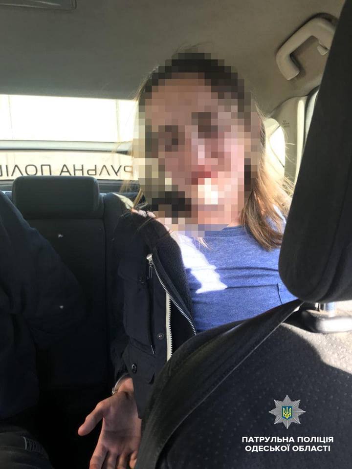 Пырнул ножом - за то, что помешал вытянуть кошелек: в Одессе пассажиры маршрутки заблокировали грабителей
