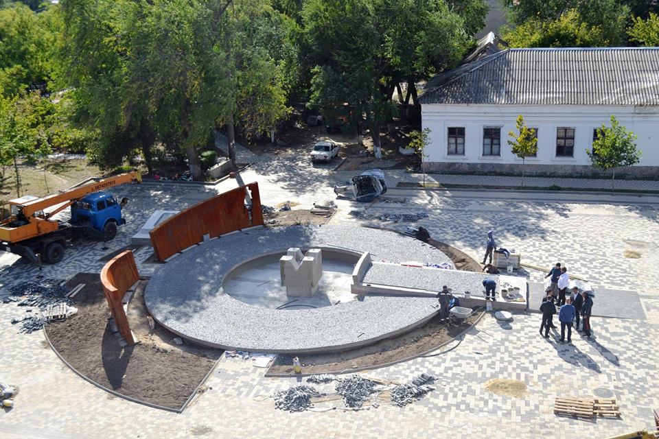 В Болграде устанавливают новый памятник воинам: тайный смысл монумента и ход строительства