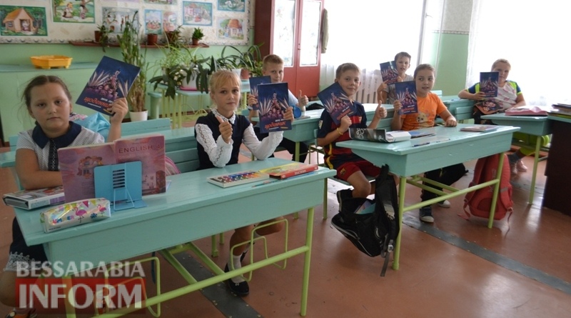 Волонтеры продолжают раздавать школьникам Белгород-Днестровского района дневники для участия в конкурсе "Кращий щоденник"