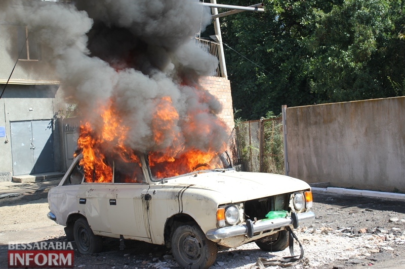 В День спасателя в Измаиле для детей устроили показательные выступления - с горящим авто и эвакуацией пострадавших