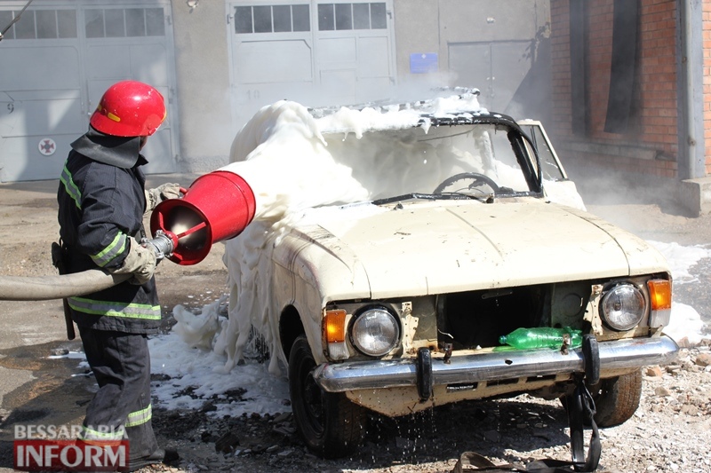 В День спасателя в Измаиле устроили показательные выступления - с горящим авто и эвакуацией пострадавших