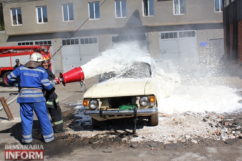 В День спасателя в Измаиле устроили показательные выступления - с горящим авто и эвакуацией пострадавших