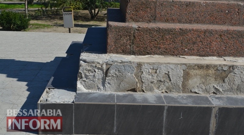 В Белгороде-Днестровском вандалы изуродовали памятник (фотофакт)