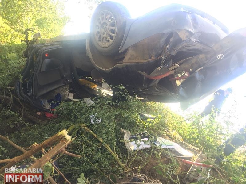 На трассе Одесса-Рени автомобиль слетел в кювет и перевернулся - двое пострадавших