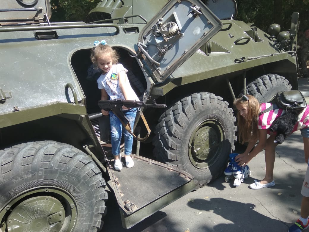 К юбилею города Рени пограничники устроили выставку военной техники и подарили праздничный концерт