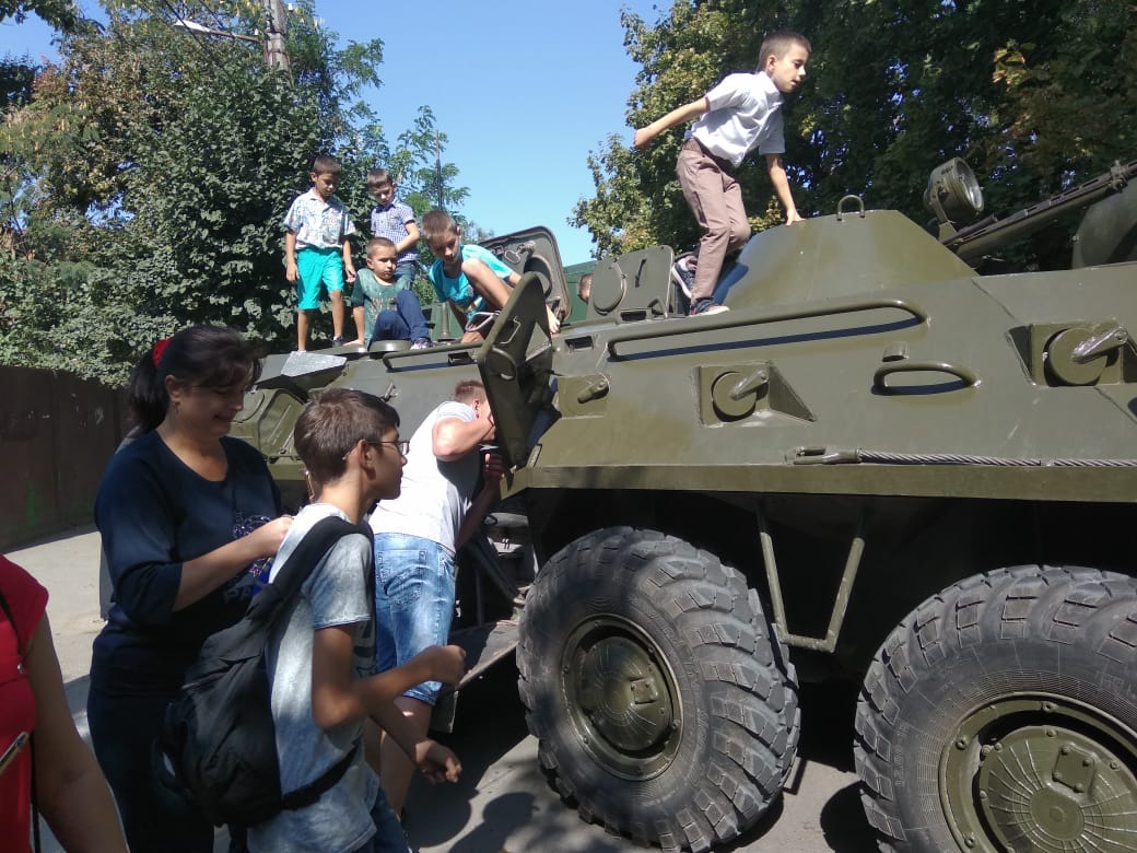 К юбилею города Рени пограничники устроили выставку военной техники и подарили праздничный концерт