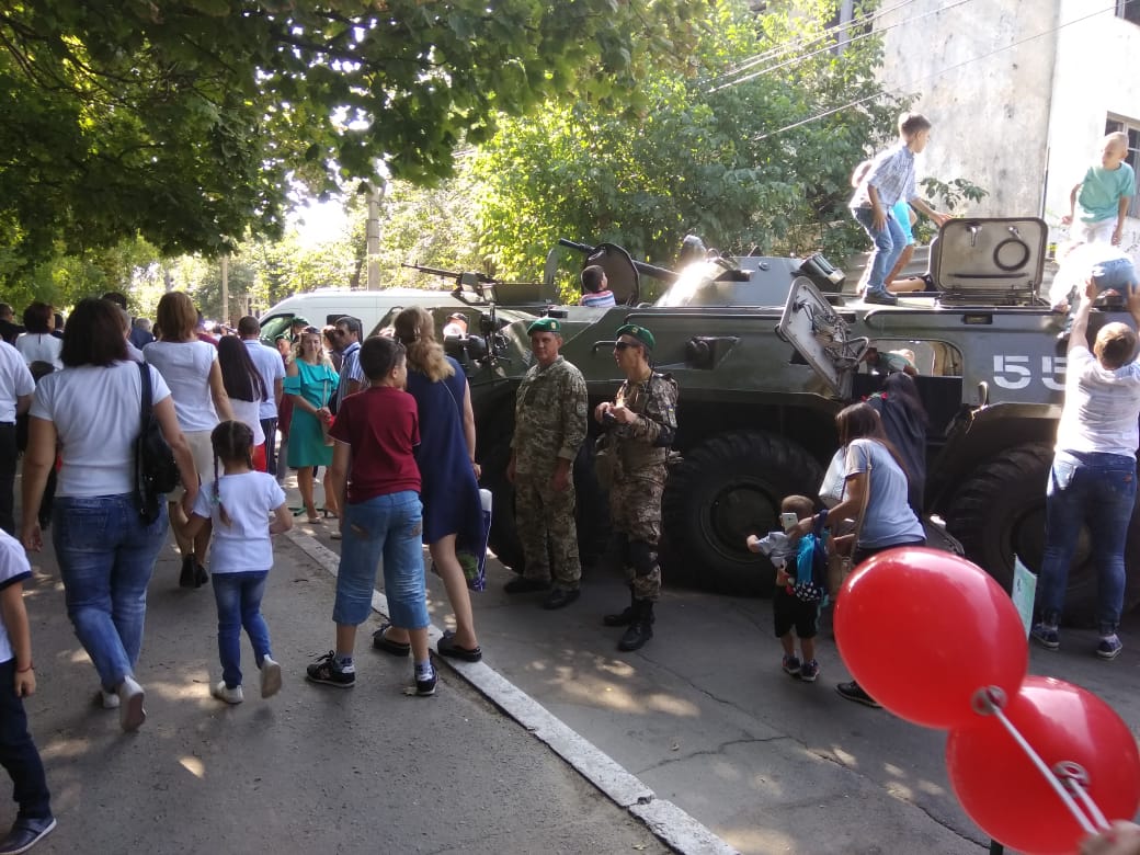 К юбилею города Рены пограничники устроили выставку военной техники и подарили праздничный концерт