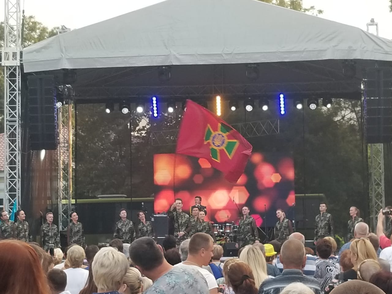 К юбилею города Рены пограничники устроили выставку военной техники и подарили праздничный концерт