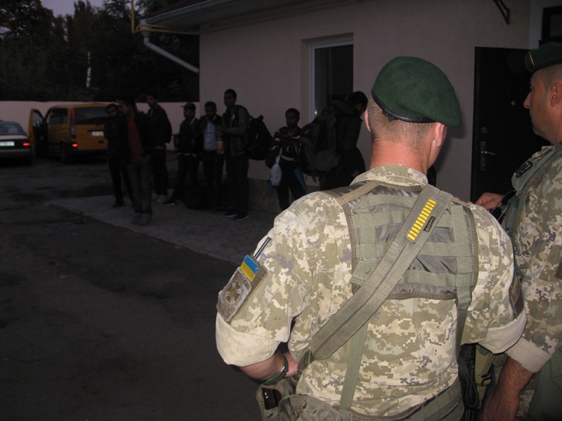 На украинско-молдавской границе в Ренийском районе задержали 2 микроавтобуса с 15 нелегалами из стран Азии